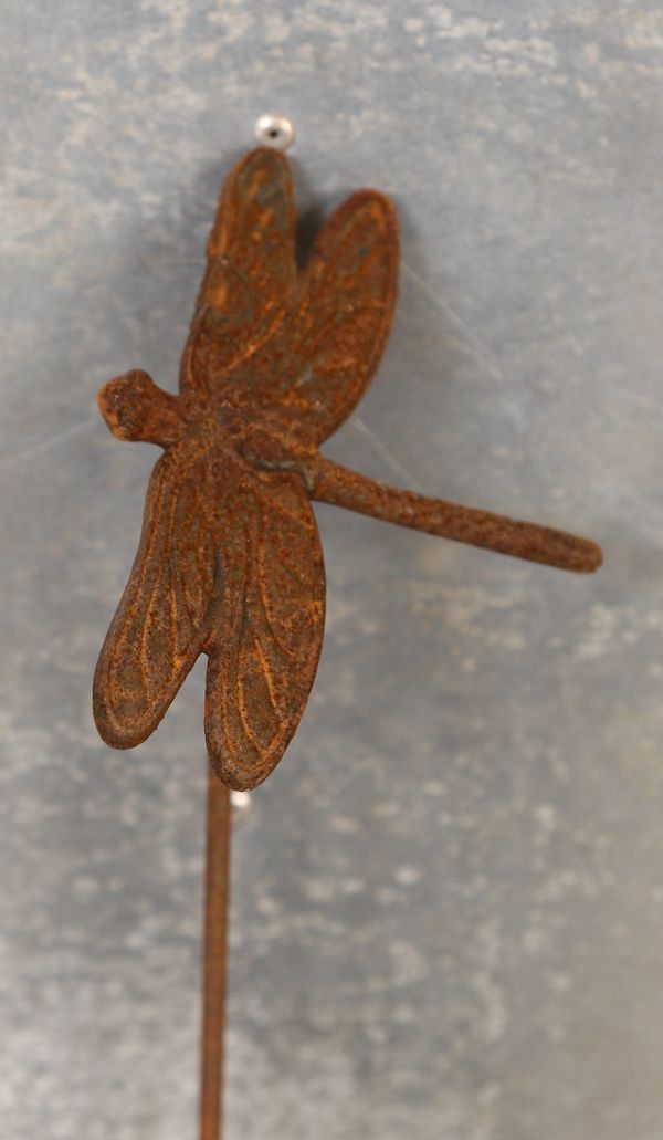 Dekorativ øyenstikker på pinne – rustet metall