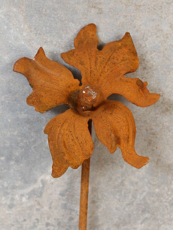 Hagepinne med hibiskusblomst – rustet metall (180 cm)