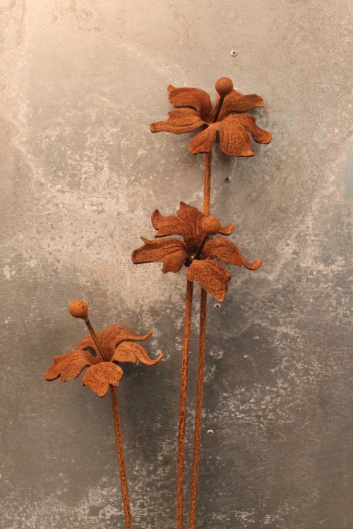 Hagepinne med hibiskusblomst – rustet metall (180 cm)