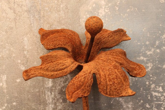 Hagepinne med hibiskusblomst – rustet metall (180 cm)