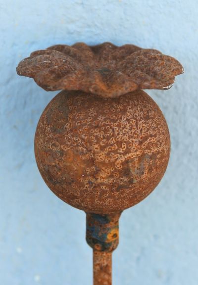 Hagepinne med liten valmueblomst – rustet metall (180 cm)