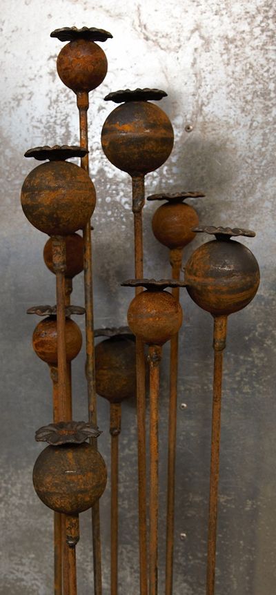 Hagepinne med liten valmueblomst – rustet metall (180 cm)