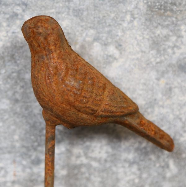 Liten fugl på pinne – rustet metall