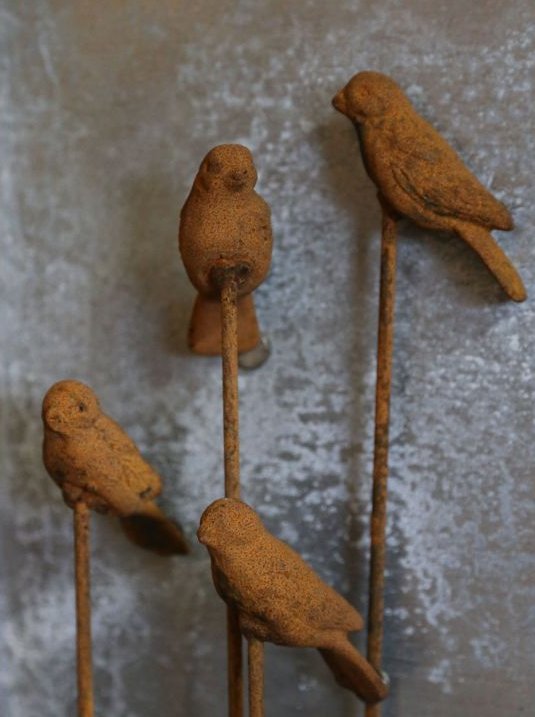 Liten fugl på pinne – rustet metall