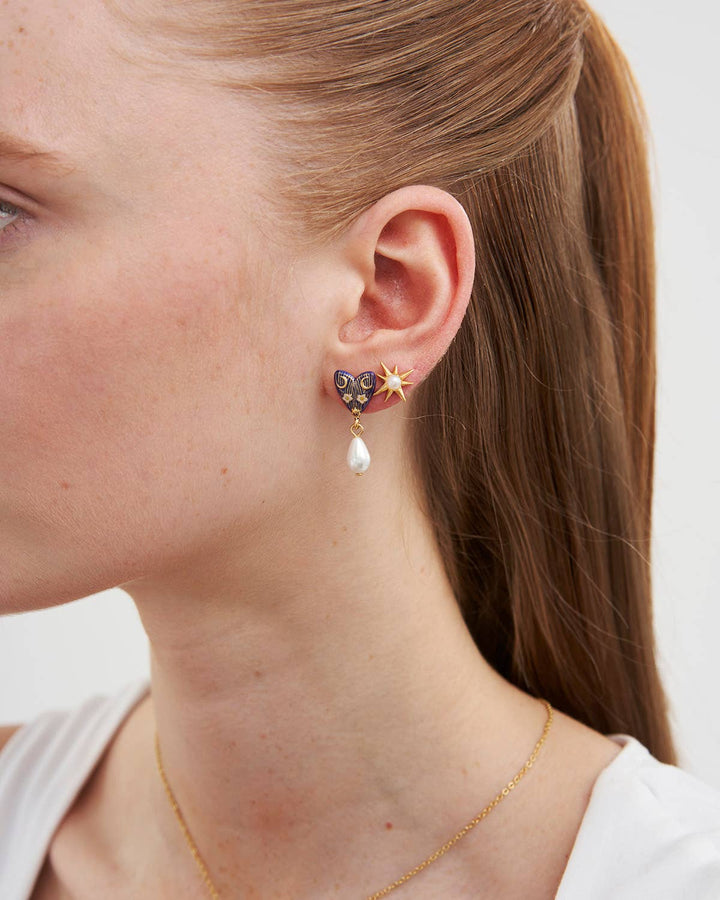 Jasmine Moon Butterfly – øredobber med perledråpe