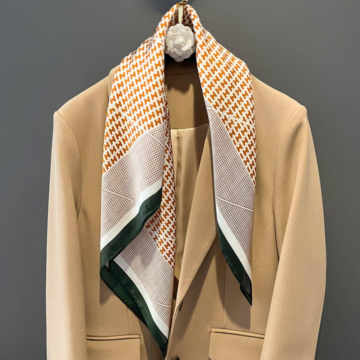 Oransje rutete satengskjerf – 70 × 70 cm