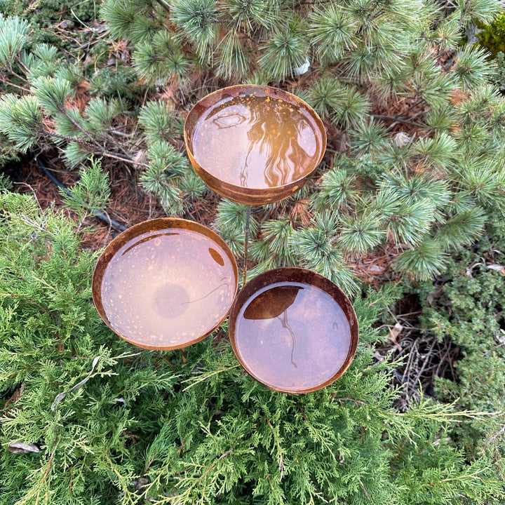 Håndlaget Rustikt fuglebad på stang