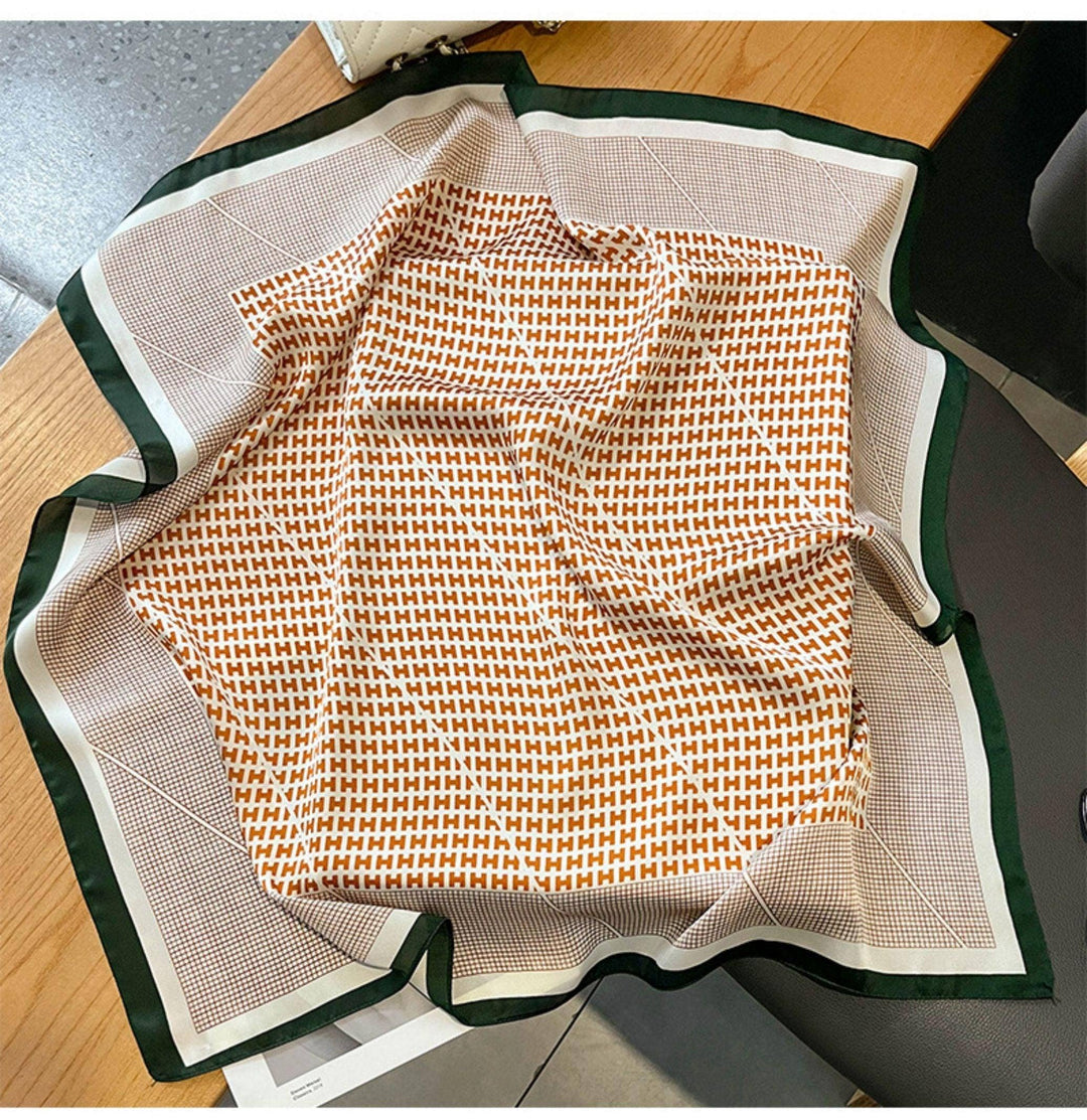 Oransje rutete satengskjerf – 70 × 70 cm