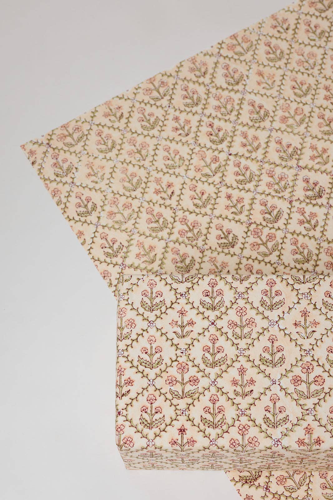 Håndtrykket gavepapir – Floral Lattice Terracotta