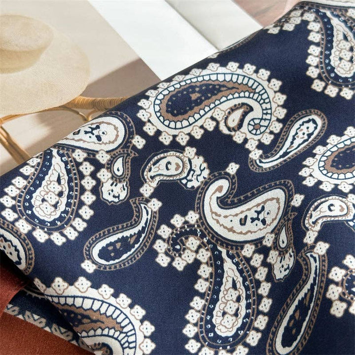 Silkeskjerf – Paisley 65 × 65 cm