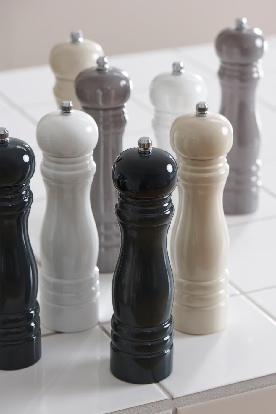 Salt- og pepperkvern i kremhvit – klassisk eleganse i tre