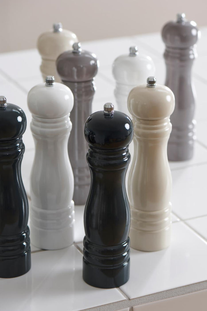 Salt- og pepperkvern i kremhvit – klassisk eleganse i tre