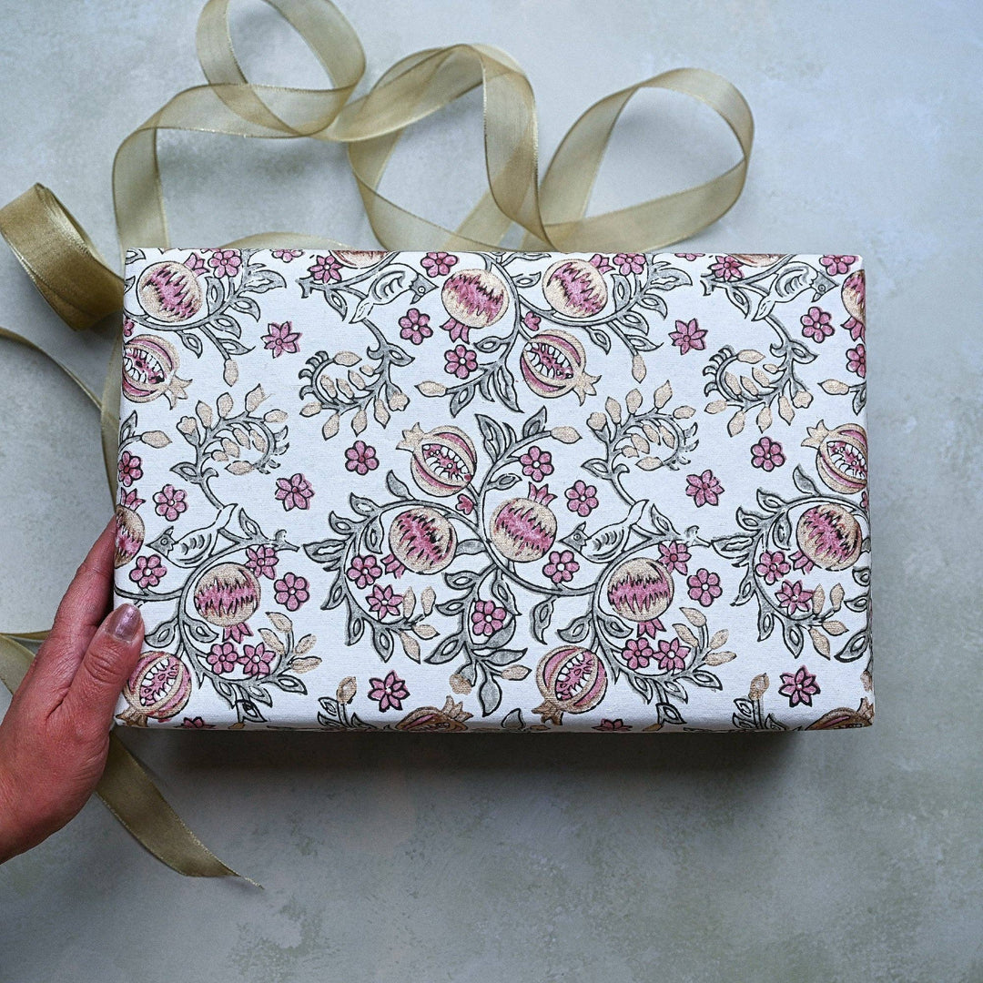 Håndtrykket gavepapir – Pomegranate Pink Earth