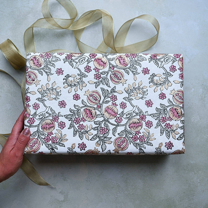 Håndtrykket gavepapir – Pomegranate Pink Earth