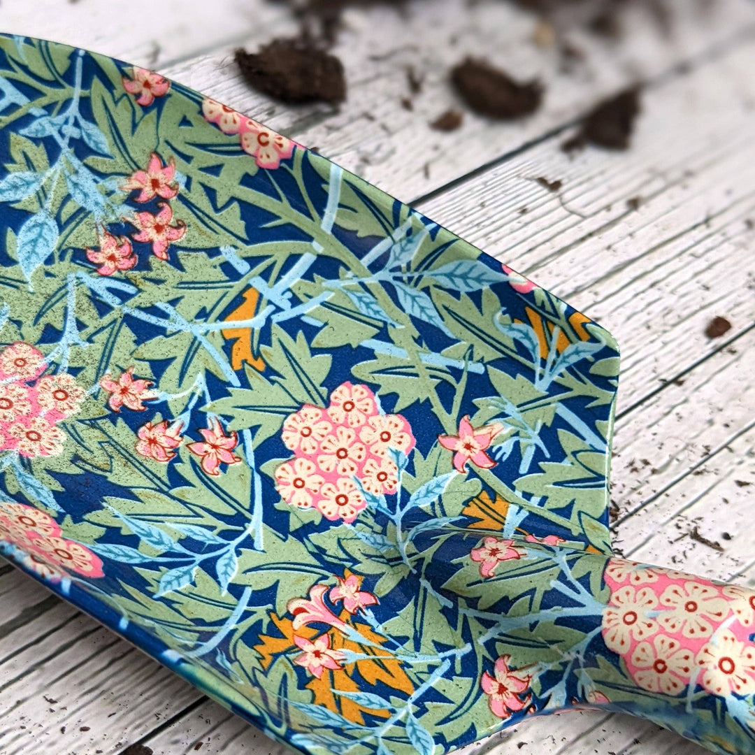 Hagesett – Greip & Spade (William Morris Jasmine)