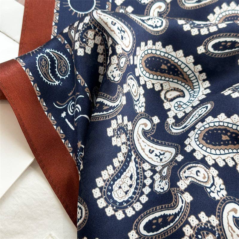 Silkeskjerf – Paisley 65 × 65 cm
