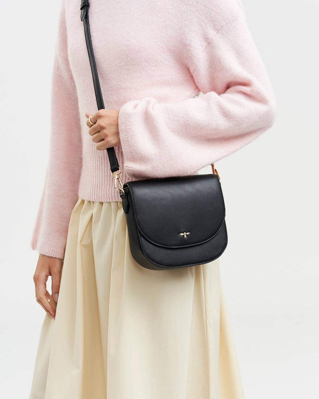 Beth Saddle Crossbody - sort