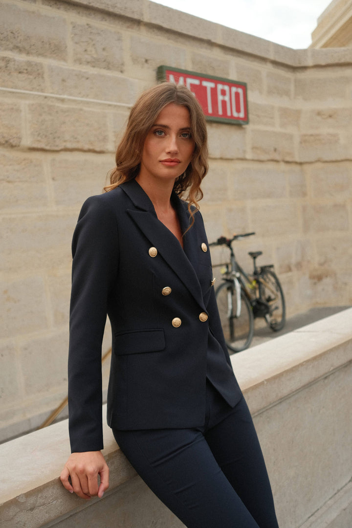 Dobbeltspent blazer med gullknapper – skreddersydd eleganse