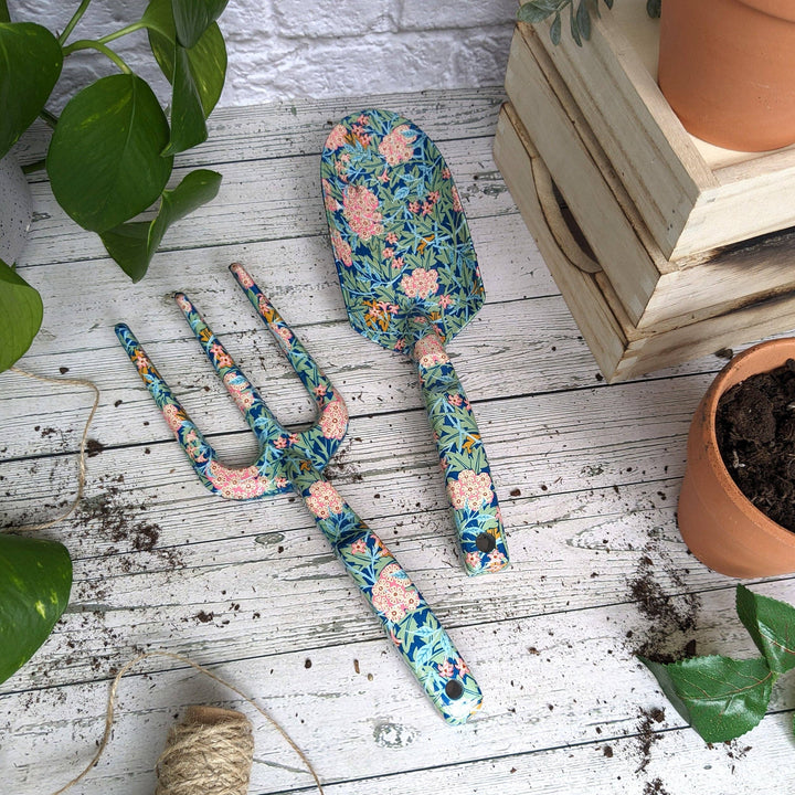 Hagesett – Greip & Spade (William Morris Jasmine)