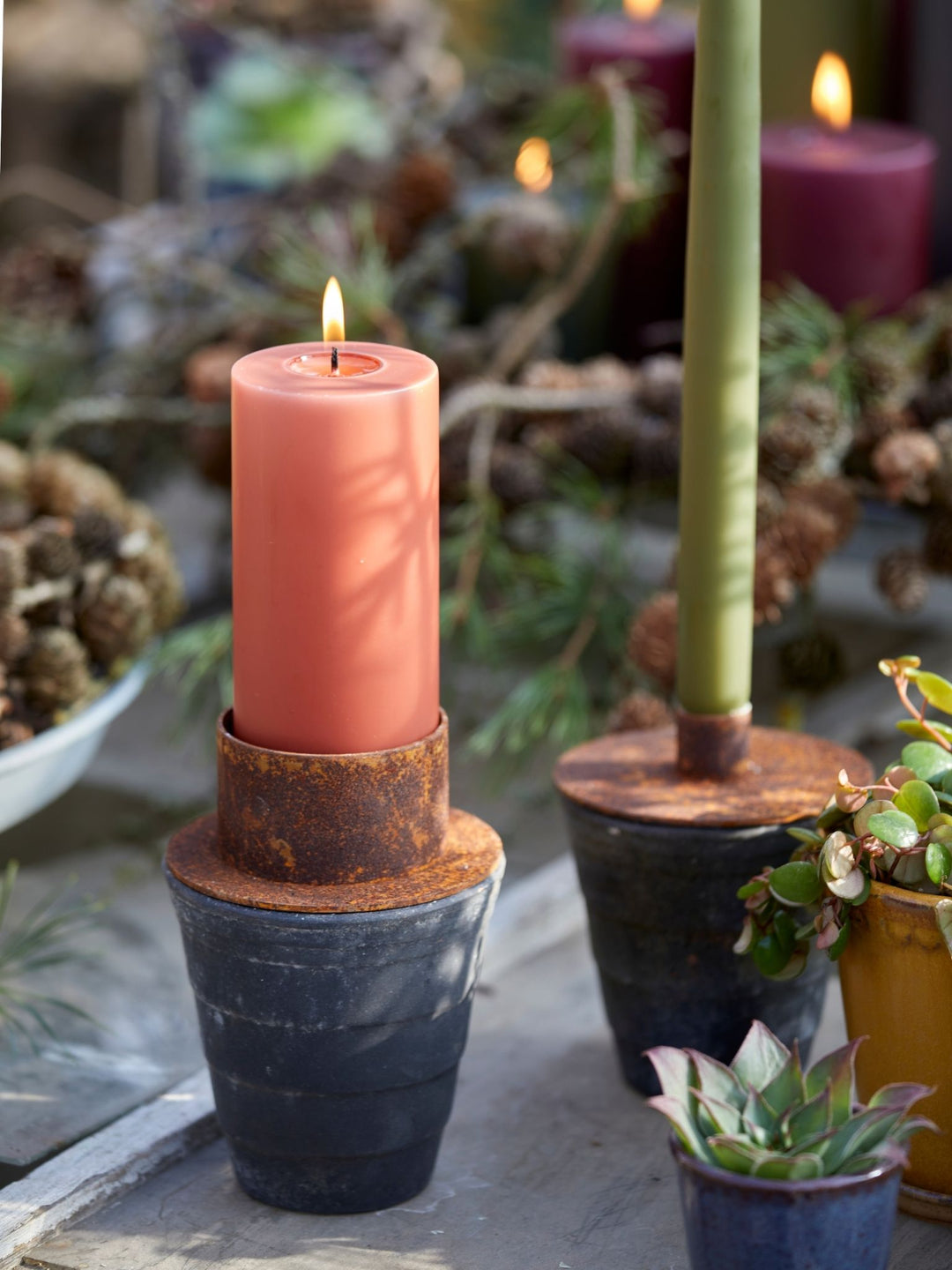 LUCY – Vendbar lysestake i rust