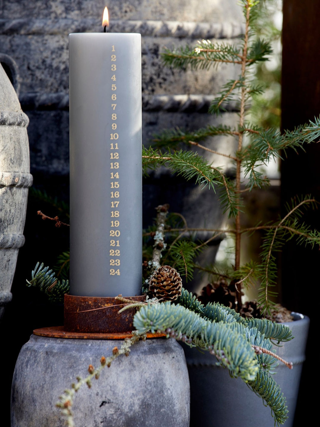 LUCY – Vendbar lysestake i rust