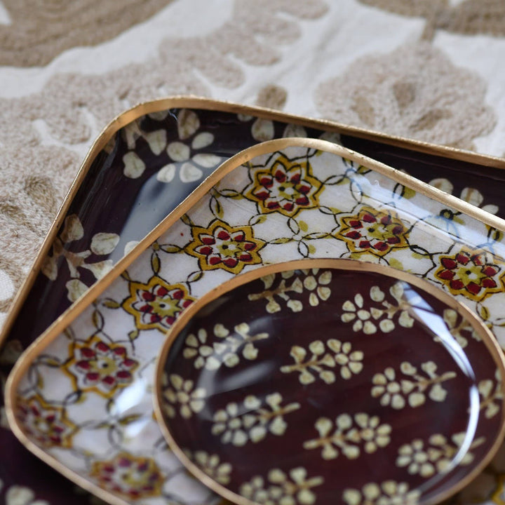 Emaljert fat med elegant mønster