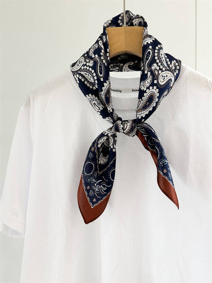 Silkeskjerf – Paisley 65 × 65 cm