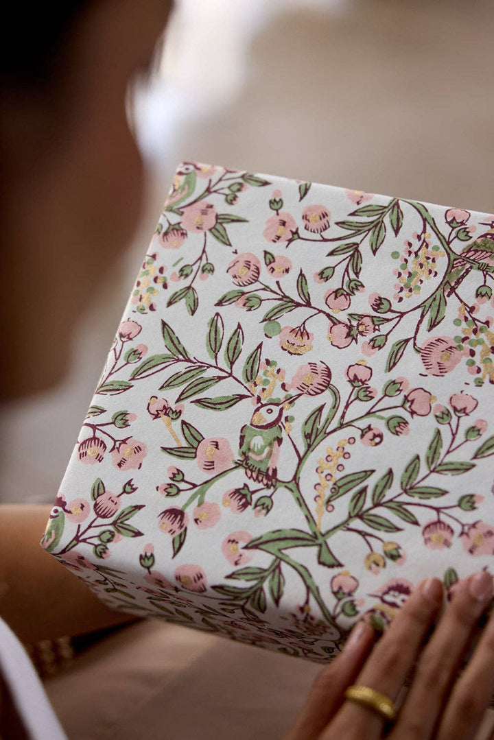 Håndtrykket gavepapir – Songbird Blush