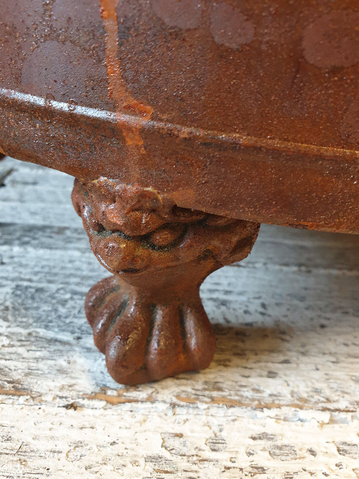 Krukker på føtter i rustfinish