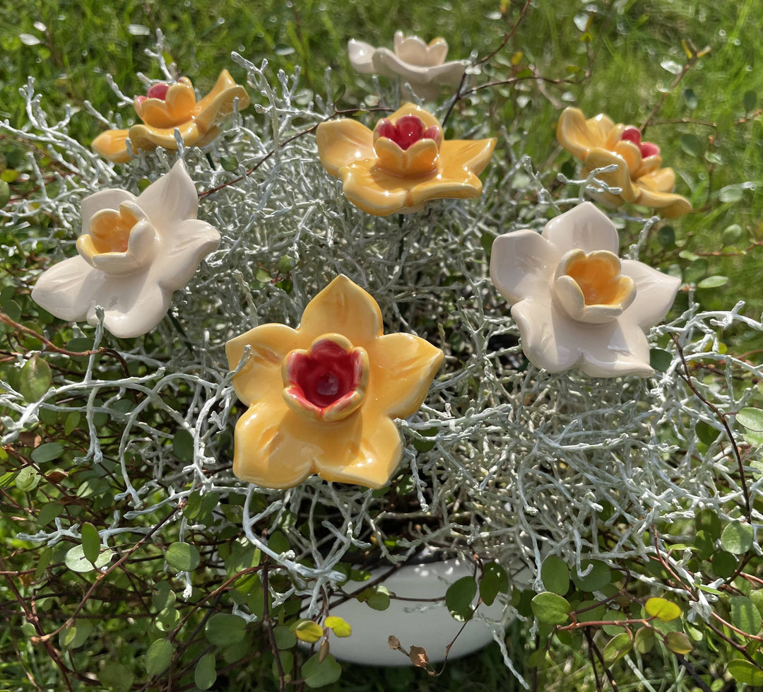 Håndlaget Hvite Påskelilje – Keramisk Blomst