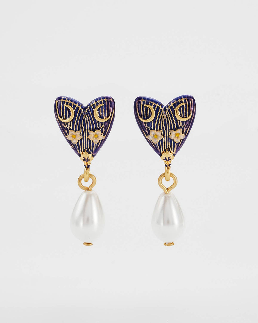 Jasmine Moon Butterfly – øredobber med perledråpe