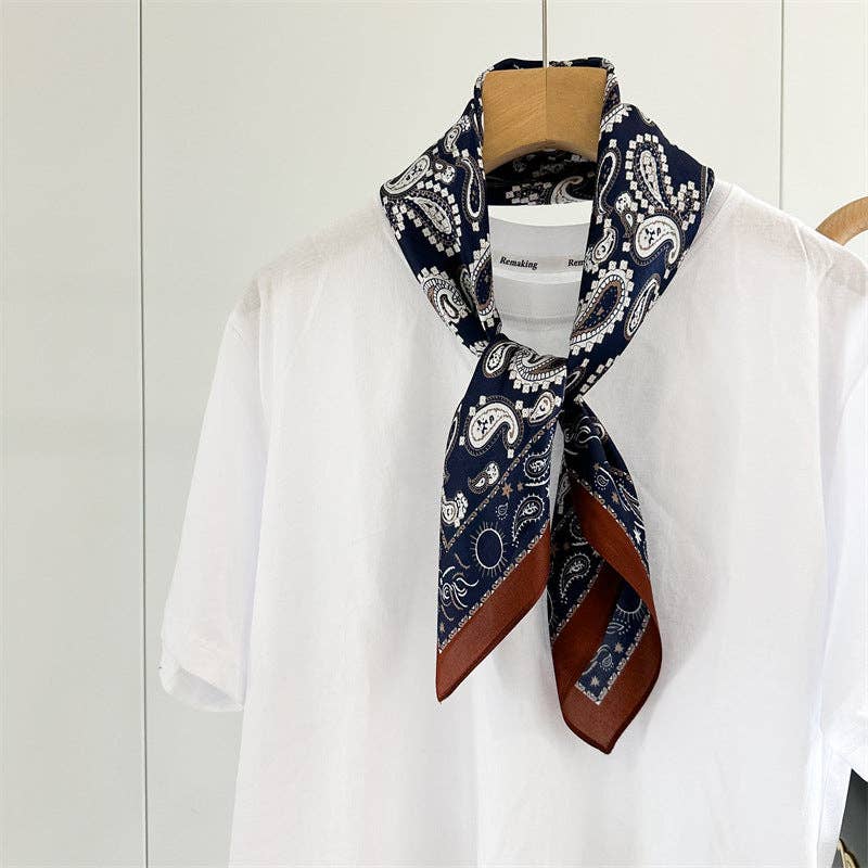 Silkeskjerf – Paisley 65 × 65 cm