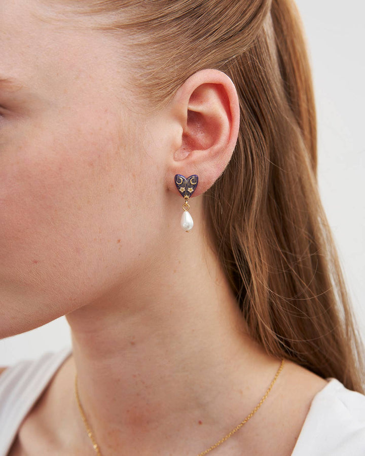 Jasmine Moon Butterfly – øredobber med perledråpe