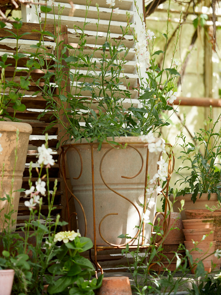 Planteholder i rustikt jern