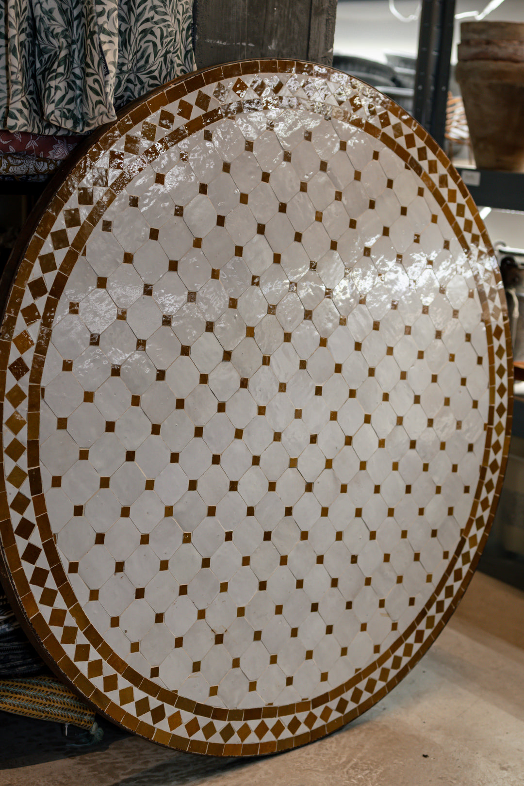 Hagebord med smijernsvein - Okergul og hvit mosaikk - Ø100 cm