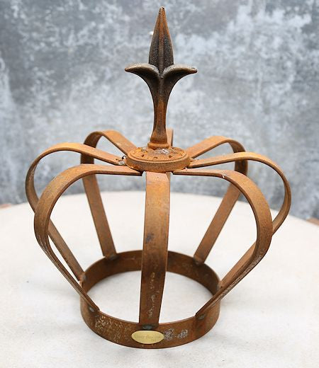 Dekorativ krone i rustet metall – Ø22 cm