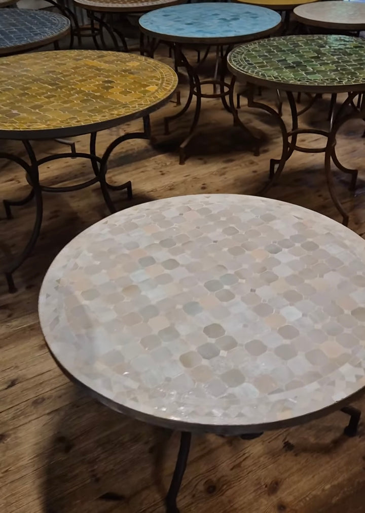 Hagebord med smijernsvein - Okergul og hvit mosaikk - Ø100 cm