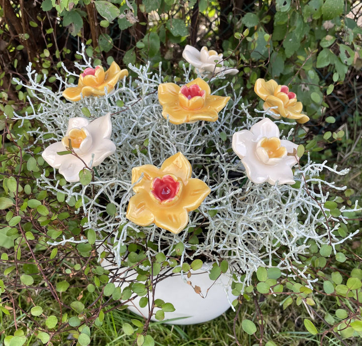 Håndlaget Hvite Påskelilje – Keramisk Blomst