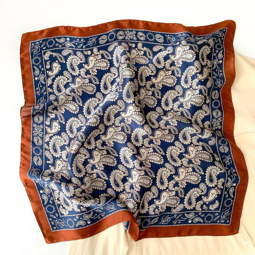 Silkeskjerf med paisleymønster – 53x53 cm