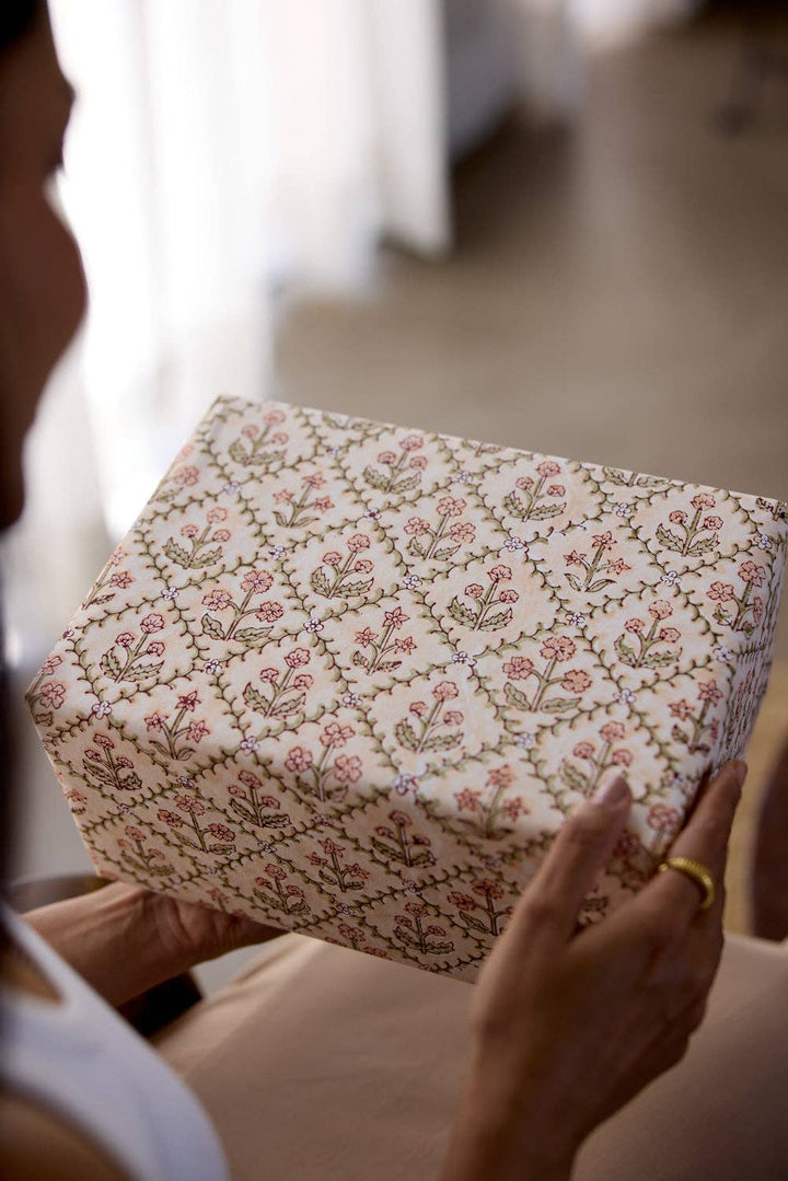 Håndtrykket gavepapir – Floral Lattice Terracotta