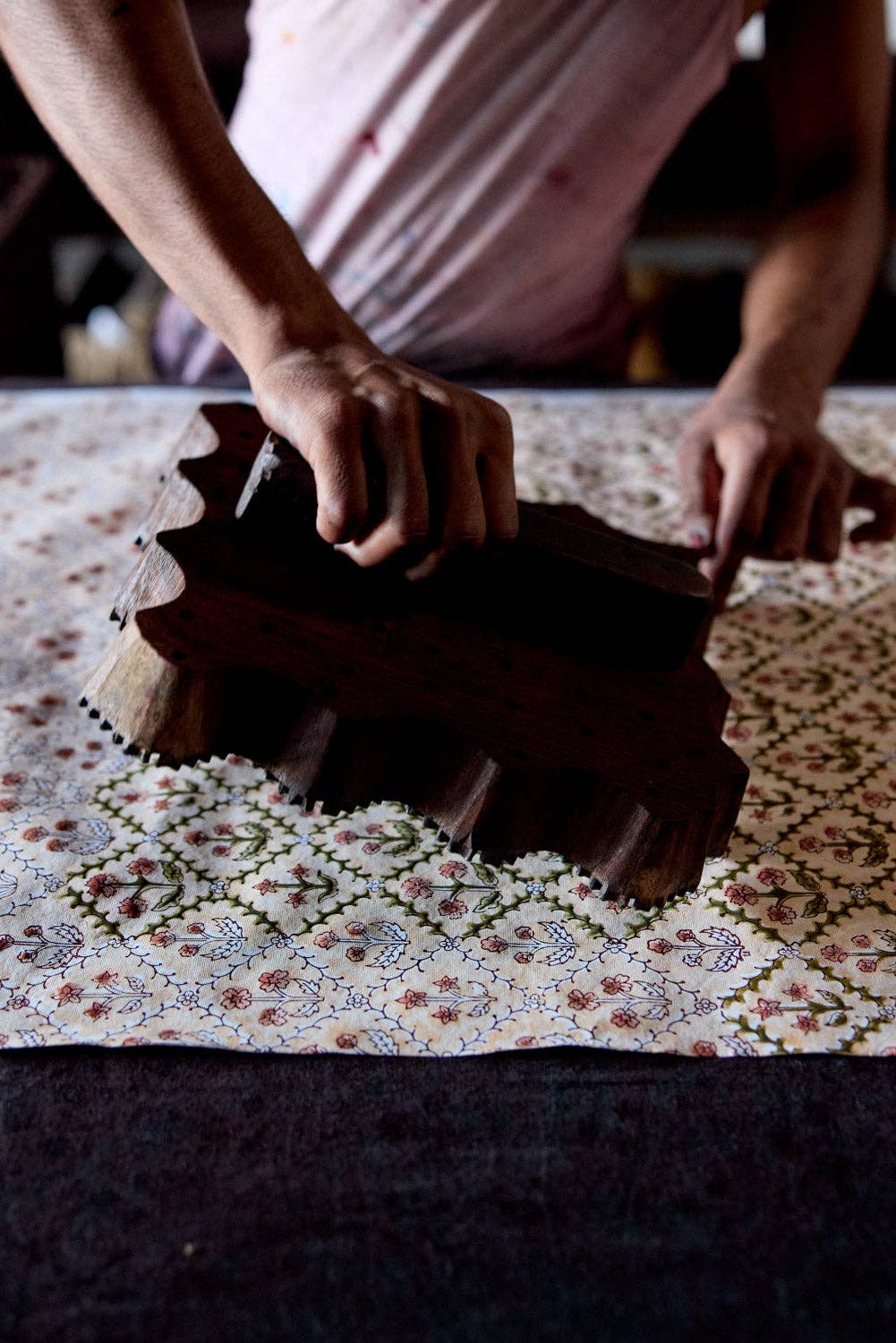 Håndtrykket gavepapir – Floral Lattice Terracotta