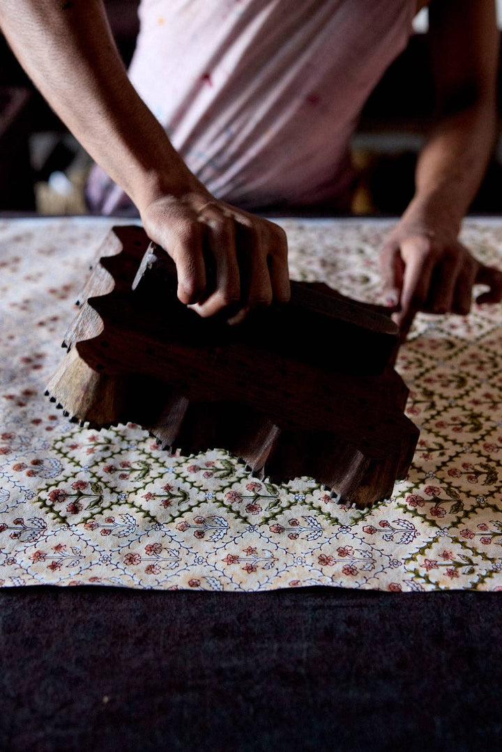 Håndtrykket gavepapir – Floral Lattice Terracotta