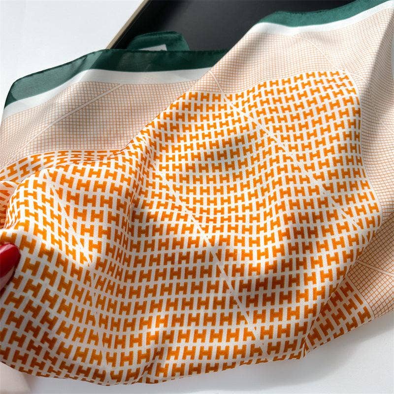 Oransje rutete satengskjerf – 70 × 70 cm