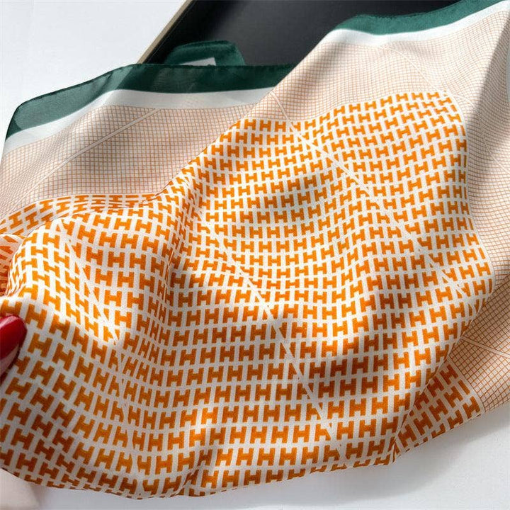 Oransje rutete satengskjerf – 70 × 70 cm