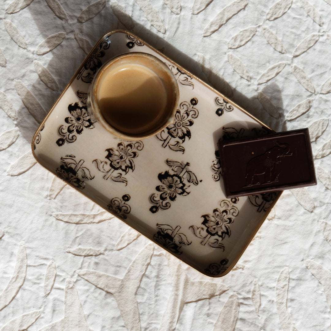 Emaljert metallfat med håndmalt gullkant