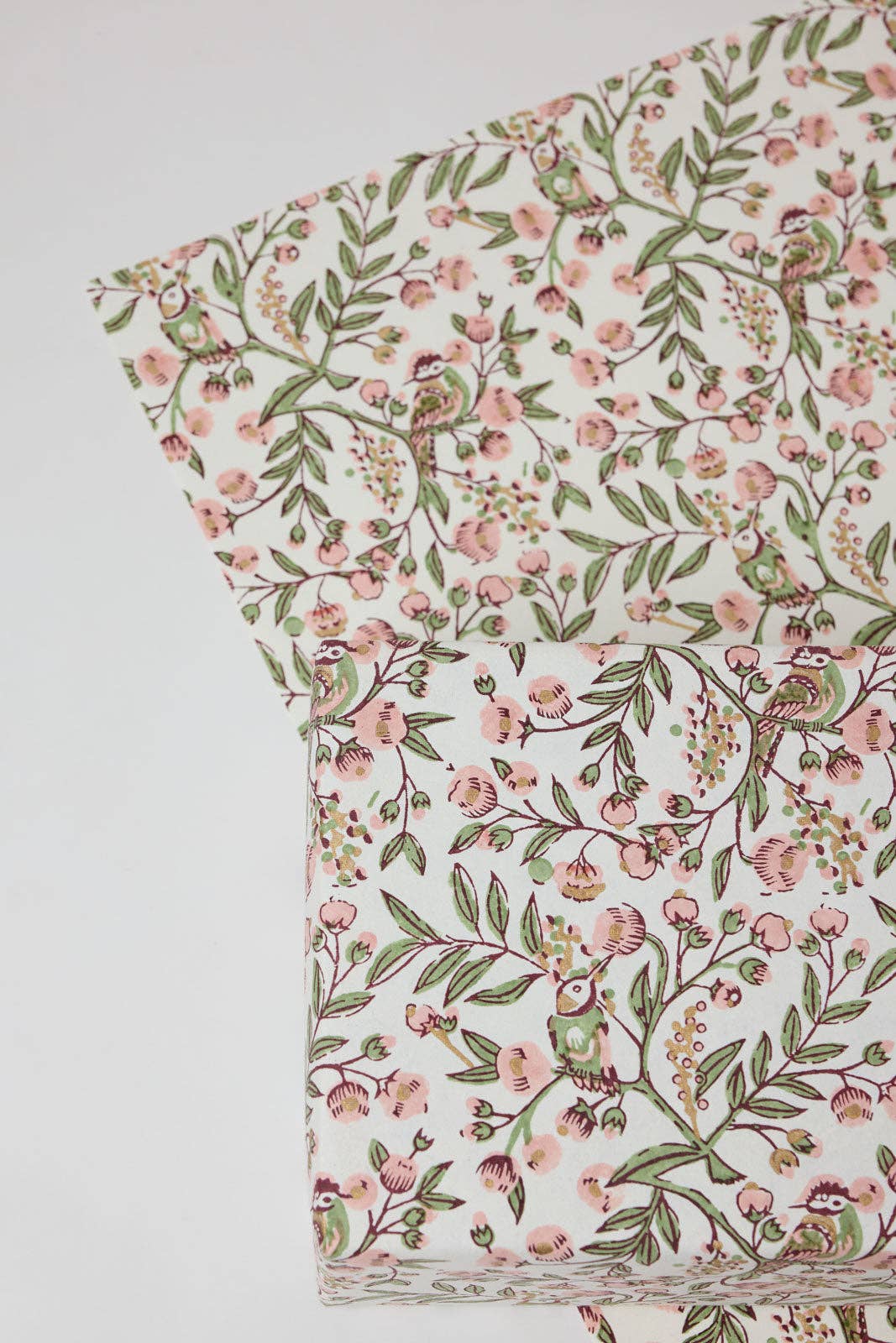 Håndtrykket gavepapir – Songbird Blush