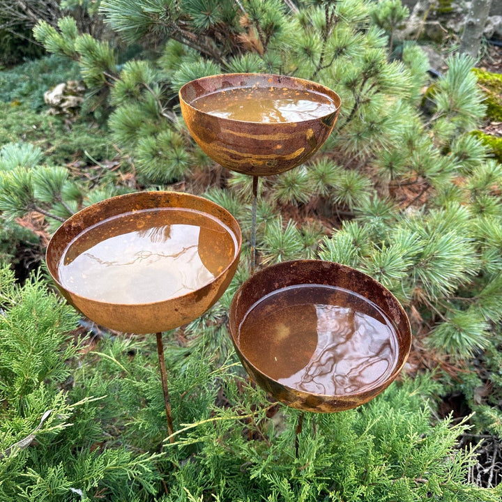 Håndlaget Rustikt fuglebad på stang