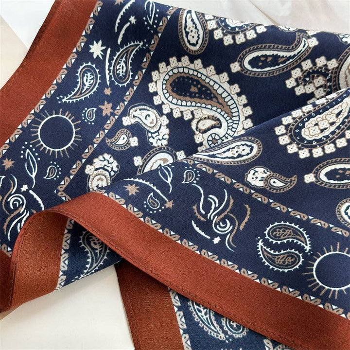 Silkeskjerf – Paisley 65 × 65 cm