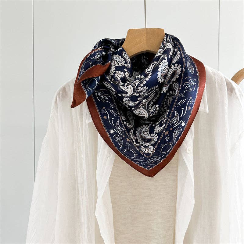 Silkeskjerf – Paisley 65 × 65 cm