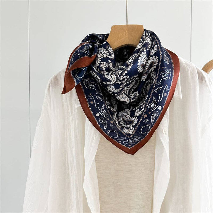 Silkeskjerf – Paisley 65 × 65 cm